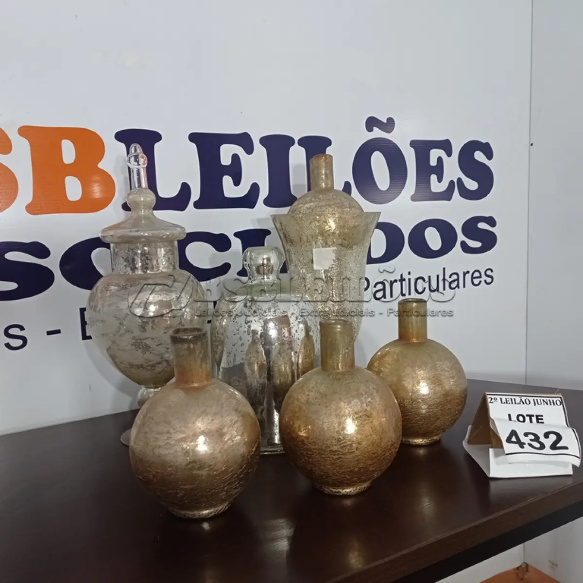 LOTE 432 - 07 JARROS DECORATIVOS DE VIDRO. (NO ESTADO) ATENÇÃO! FAZER A VISITAÇÃO ANTES DE ARREMATAR, NÃO SABEMOS SE FUNCIONA, LEILÃO NÃO TEM GARANTIA E NEM DEVOLUÇÃO, SUJEITO A POSSÍVEIS AVARIAS VISÍVEIS/OCULTAS E/OU AUSÊNCIA DE COMPONENTES.