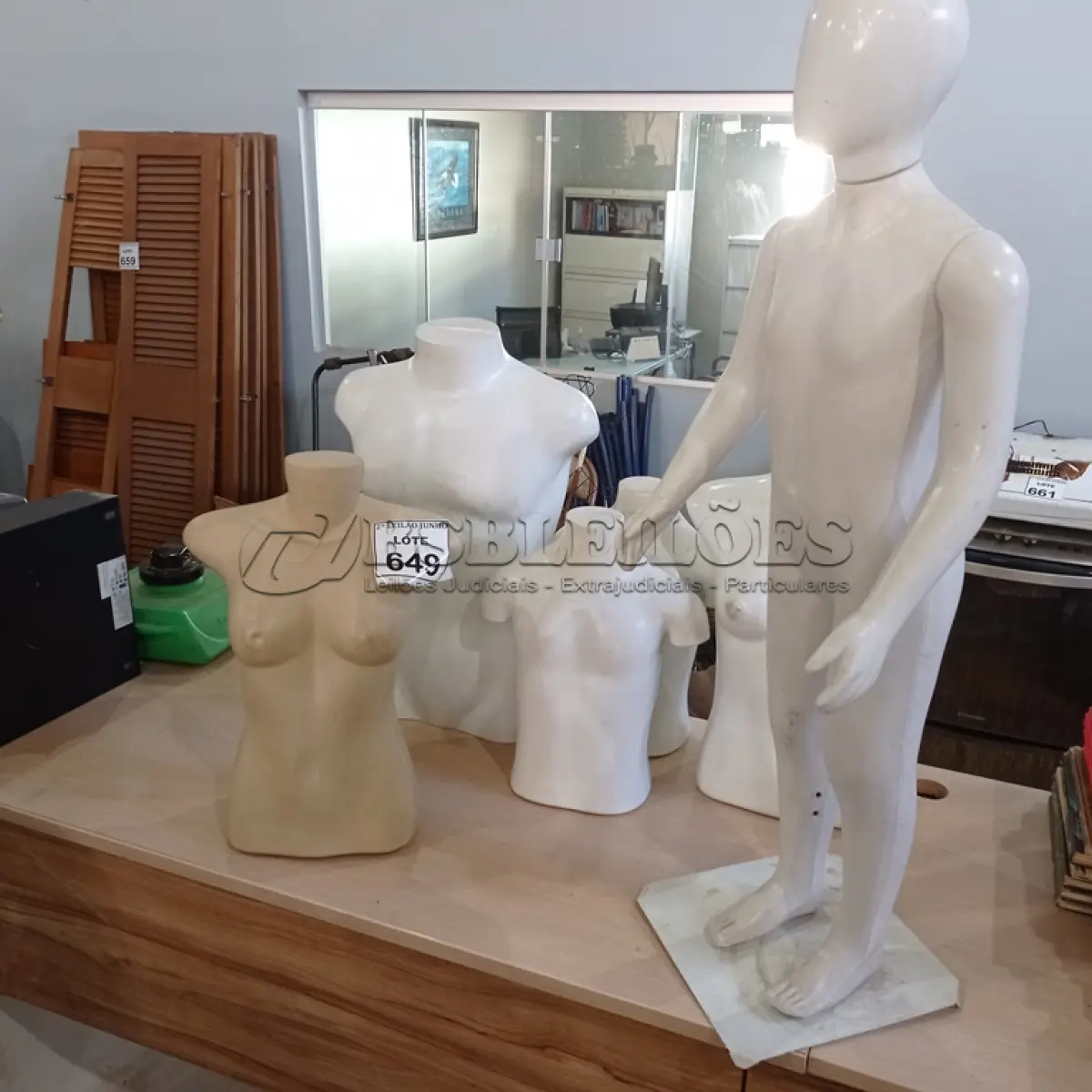 LOTE 649 - 06 MANEQUINS DE VÁRIOS TAMANHOS.  (NO ESTADO) ATENÇÃO! FAZER A VISITAÇÃO ANTES DE ARREMATAR, NÃO SABEMOS SE FUNCIONA, LEILÃO NÃO TEM GARANTIA E NEM DEVOLUÇÃO, SUJEITO A POSSÍVEIS AVARIAS VISÍVEIS/OCULTAS E/OU AUSÊNCIA DE COMPONENTES.