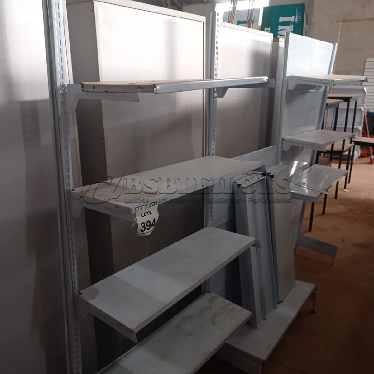 LOTE 394 - 01 GONDOLA EXPOSITORA COM 17 BANDEJAS. (NO ESTADO) ATENÇÃO! FAZER A VISITAÇÃO ANTES DE ARREMATAR, NÃO SABEMOS SE FUNCIONA, LEILÃO NÃO TEM GARANTIA E NEM DEVOLUÇÃO, SUJEITO A POSSÍVEIS AVARIAS VISÍVEIS/OCULTAS E/OU AUSÊNCIA DE COMPONENTES.