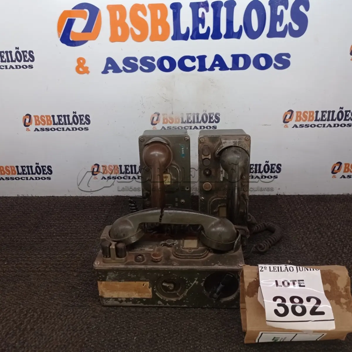 LOTE 382 - 03 TELEFONES ANTIGOS. (NO ESTADO) ATENÇÃO! FAZER A VISITAÇÃO ANTES DE ARREMATAR, NÃO SABEMOS SE FUNCIONA, LEILÃO NÃO TEM GARANTIA E NEM DEVOLUÇÃO, SUJEITO A POSSÍVEIS AVARIAS VISÍVEIS/OCULTAS E/OU AUSÊNCIA DE COMPONENTES.