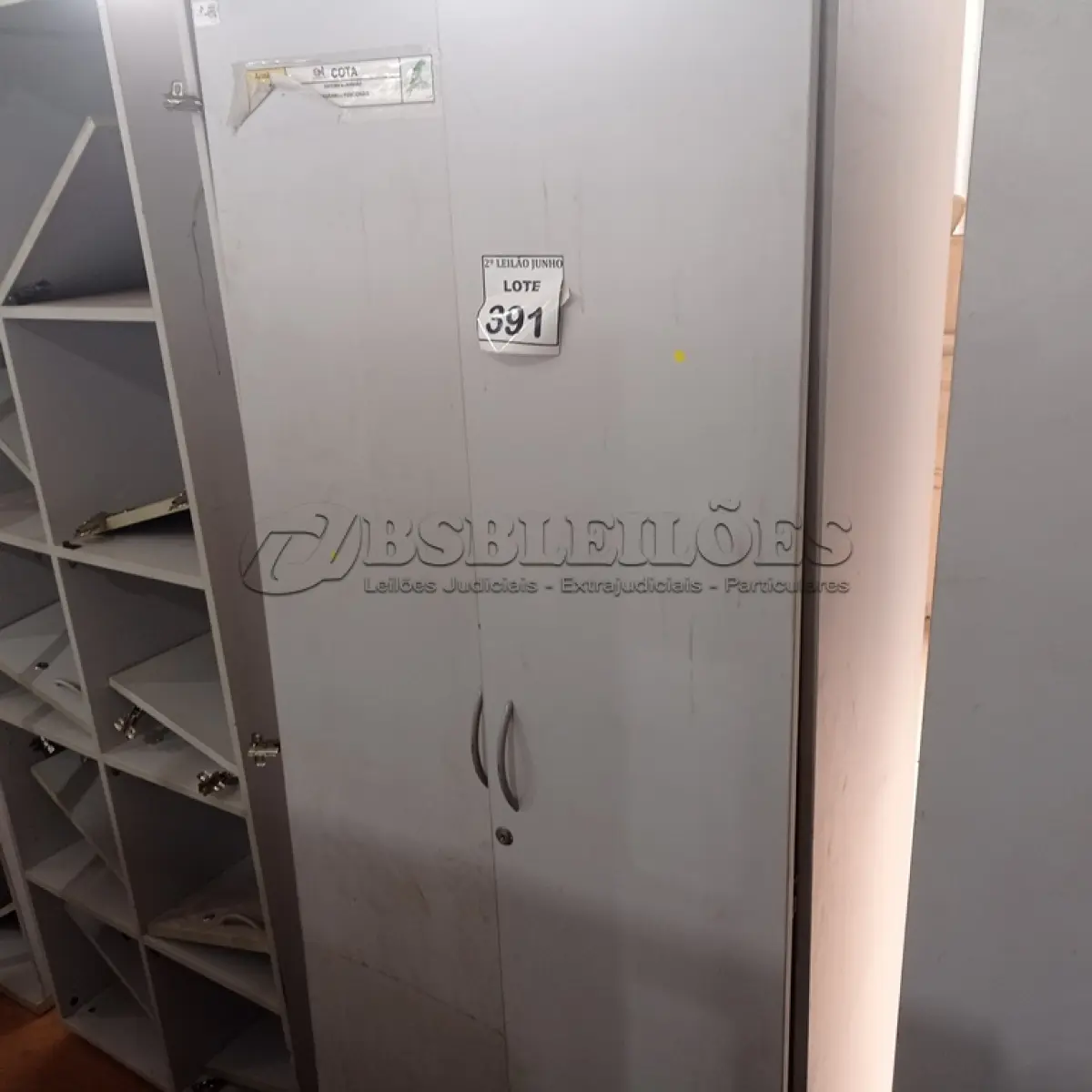 LOTE 391 - 01 ARMÁRIO ALTO COM 02 PORTAS 01 COMPARTIMENTO. (NO ESTADO) ATENÇÃO! FAZER A VISITAÇÃO ANTES DE ARREMATAR, NÃO SABEMOS SE FUNCIONA, LEILÃO NÃO TEM GARANTIA E NEM DEVOLUÇÃO, SUJEITO A POSSÍVEIS AVARIAS VISÍVEIS/OCULTAS E/OU AUSÊNCIA DE COMPONENTES.