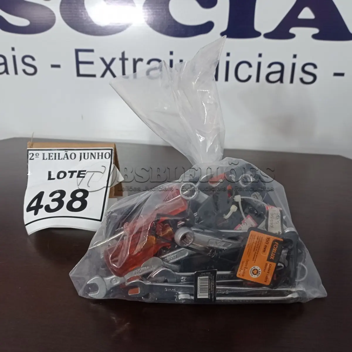 LOTE 438 - 01 LOTE COM GRANDE QUANTIDADE DE CHAVES DE FENDA E DE BOCA. (NO ESTADO) ATENÇÃO! FAZER A VISITAÇÃO ANTES DE ARREMATAR, NÃO SABEMOS SE FUNCIONA, LEILÃO NÃO TEM GARANTIA E NEM DEVOLUÇÃO, SUJEITO A POSSÍVEIS AVARIAS VISÍVEIS/OCULTAS E/OU AUSÊNCIA DE COMPONENTES.