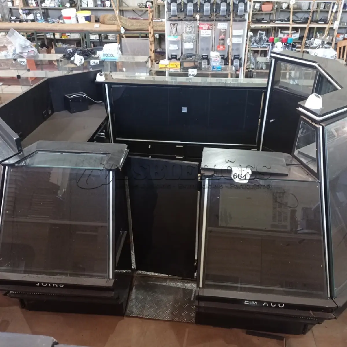 LOTE 335 - 01 QUIOSQUE DE SHOPPING COM VITRINE DE VIDRO E SISTEMA DE CÂMERAS PRÉ-INSTALADOS. (NO ESTADO) ATENÇÃO! FAZER A VISITAÇÃO ANTES DE ARREMATAR, NÃO SABEMOS SE FUNCIONA, LEILÃO NÃO TEM GARANTIA E NEM DEVOLUÇÃO, SUJEITO A POSSÍVEIS AVARIAS VISÍVEIS/OCULTAS E/OU AUSÊNCIA DE COMPONENTES.