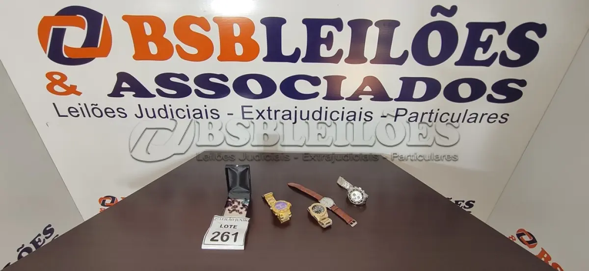 LOTE 261 - 04 RELÓGIOS DE PULSO DE MODELOS DIVERSOS E 01 CAIXA COM PEDRAS AMETISTA. (NO ESTADO) ATENÇÃO! FAZER A VISITAÇÃO ANTES DE ARREMATAR, NÃO SABEMOS SE FUNCIONA, LEILÃO NÃO TEM GARANTIA E NEM DEVOLUÇÃO, SUJEITO A POSSÍVEIS AVARIAS VISÍVEIS/OCULTAS E/OU AUSÊNCIA DE COMPONENTES.