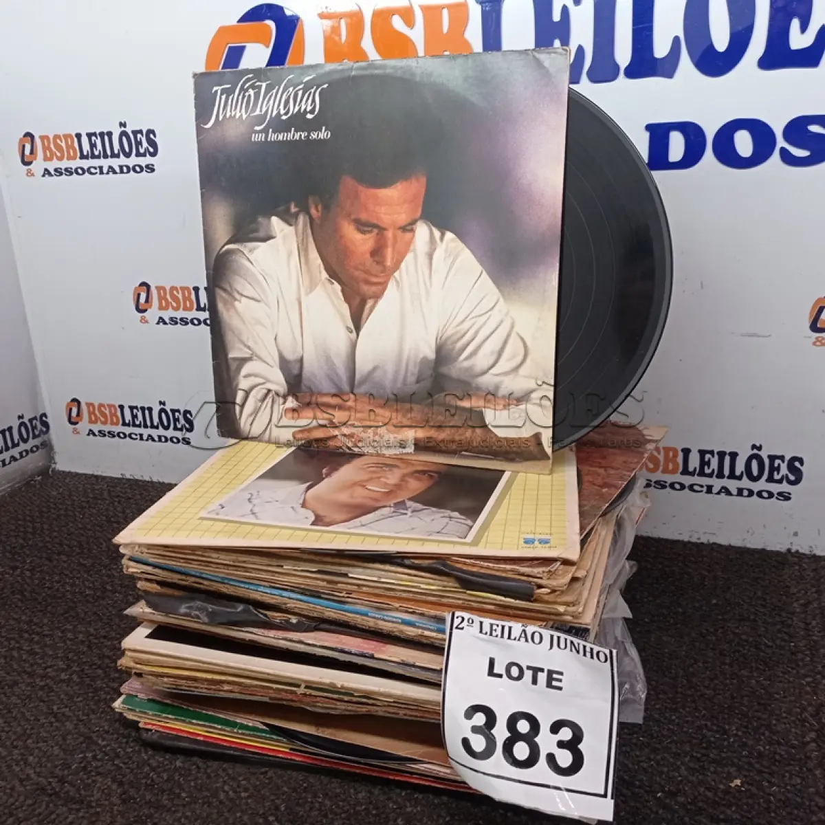 LOTE 383 - 01 LOTE COM GRANDE QUANTIDADE DE DISCOS DE VINIL. (NO ESTADO) ATENÇÃO! FAZER A VISITAÇÃO ANTES DE ARREMATAR, NÃO SABEMOS SE FUNCIONA, LEILÃO NÃO TEM GARANTIA E NEM DEVOLUÇÃO, SUJEITO A POSSÍVEIS AVARIAS VISÍVEIS/OCULTAS E/OU AUSÊNCIA DE COMPONENTES.