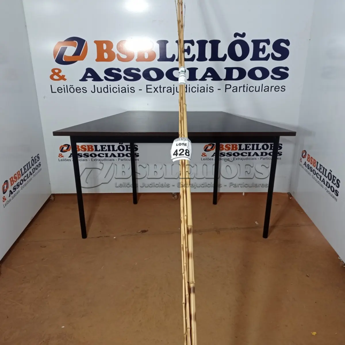 LOTE 428 - 05 VARAS DE BAMBU. (NO ESTADO) ATENÇÃO! FAZER A VISITAÇÃO ANTES DE ARREMATAR, NÃO SABEMOS SE FUNCIONA, LEILÃO NÃO TEM GARANTIA E NEM DEVOLUÇÃO, SUJEITO A POSSÍVEIS AVARIAS VISÍVEIS/OCULTAS E/OU AUSÊNCIA DE COMPONENTES.