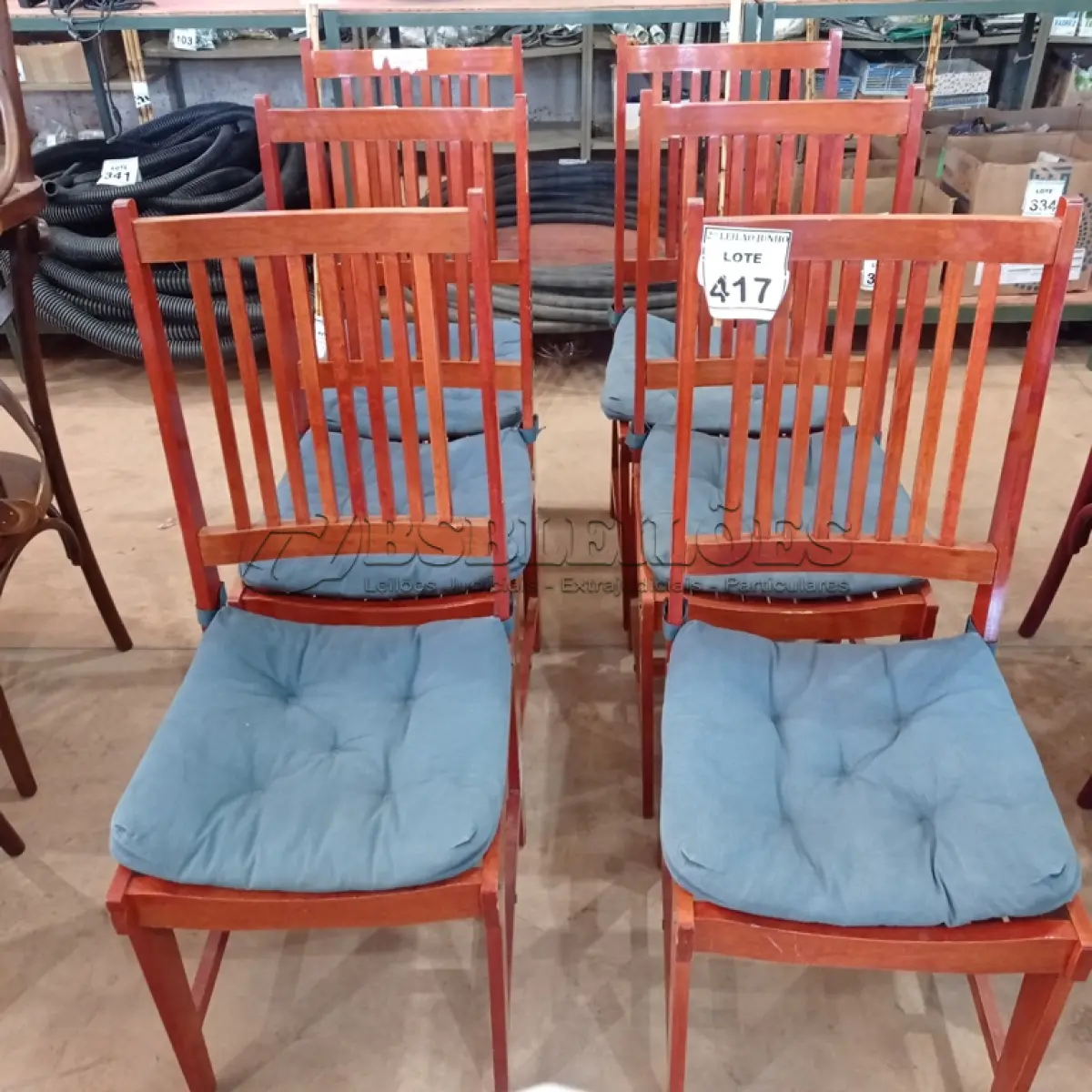LOTE 417 - 06 CADEIRAS EM MADEIRA MACIÇA COM ACENTO ALMOFADADA. (NO ESTADO) ATENÇÃO! FAZER A VISITAÇÃO ANTES DE ARREMATAR, NÃO SABEMOS SE FUNCIONA, LEILÃO NÃO TEM GARANTIA E NEM DEVOLUÇÃO, SUJEITO A POSSÍVEIS AVARIAS VISÍVEIS/OCULTAS E/OU AUSÊNCIA DE COMPONENTES.