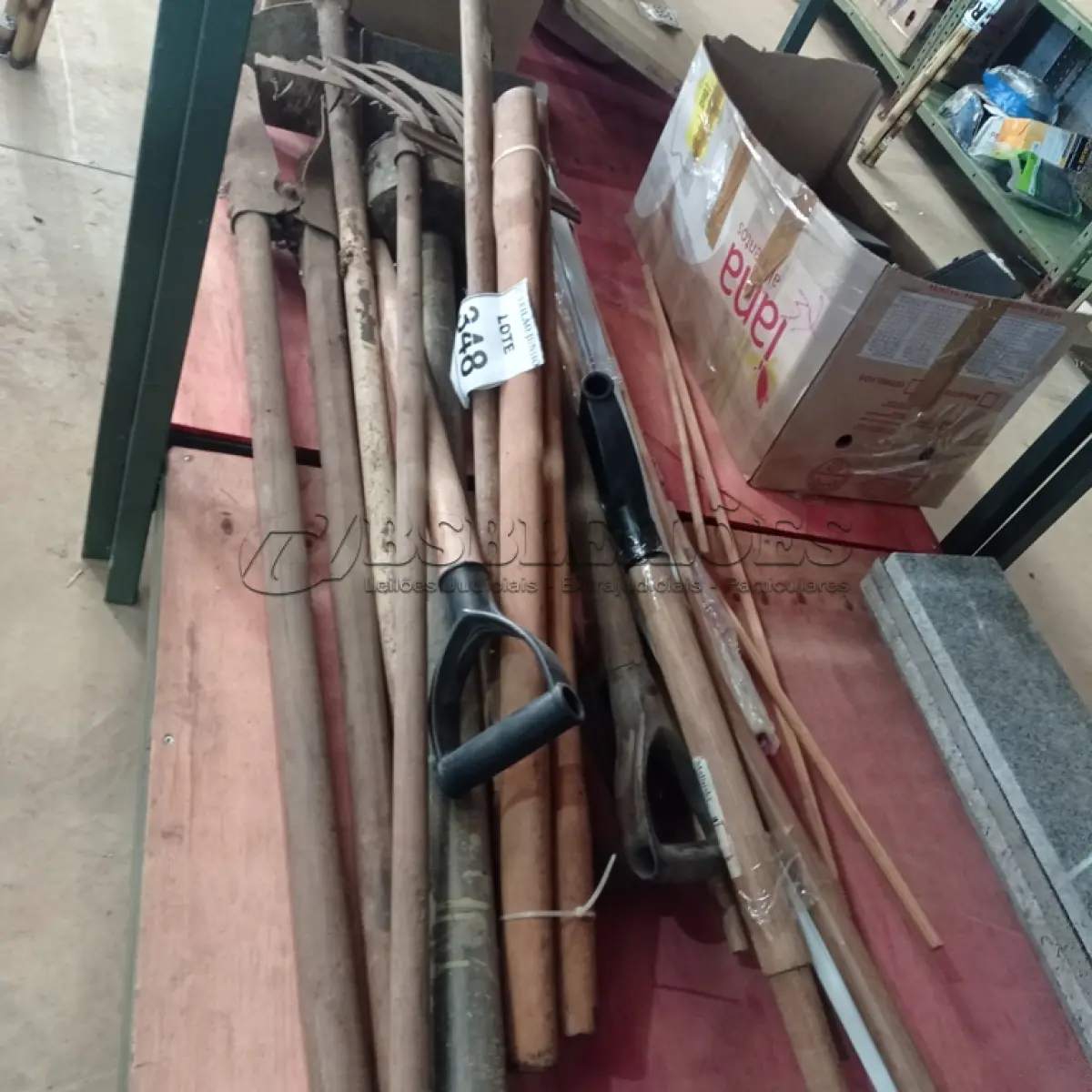 LOTE 348 - 01 ENXADA, 01 CAVADOR, 01 PÁ, 01 RASTELO DE FERRO E CABOS DE MADEIRA TAMANHOS DIVERSOS. (NO ESTADO) ATENÇÃO! FAZER A VISITAÇÃO ANTES DE ARREMATAR, NÃO SABEMOS SE FUNCIONA, LEILÃO NÃO TEM GARANTIA E NEM DEVOLUÇÃO, SUJEITO A POSSÍVEIS AVARIAS VISÍVEIS/OCULTAS E/OU AUSÊNCIA DE COMPONENTES.