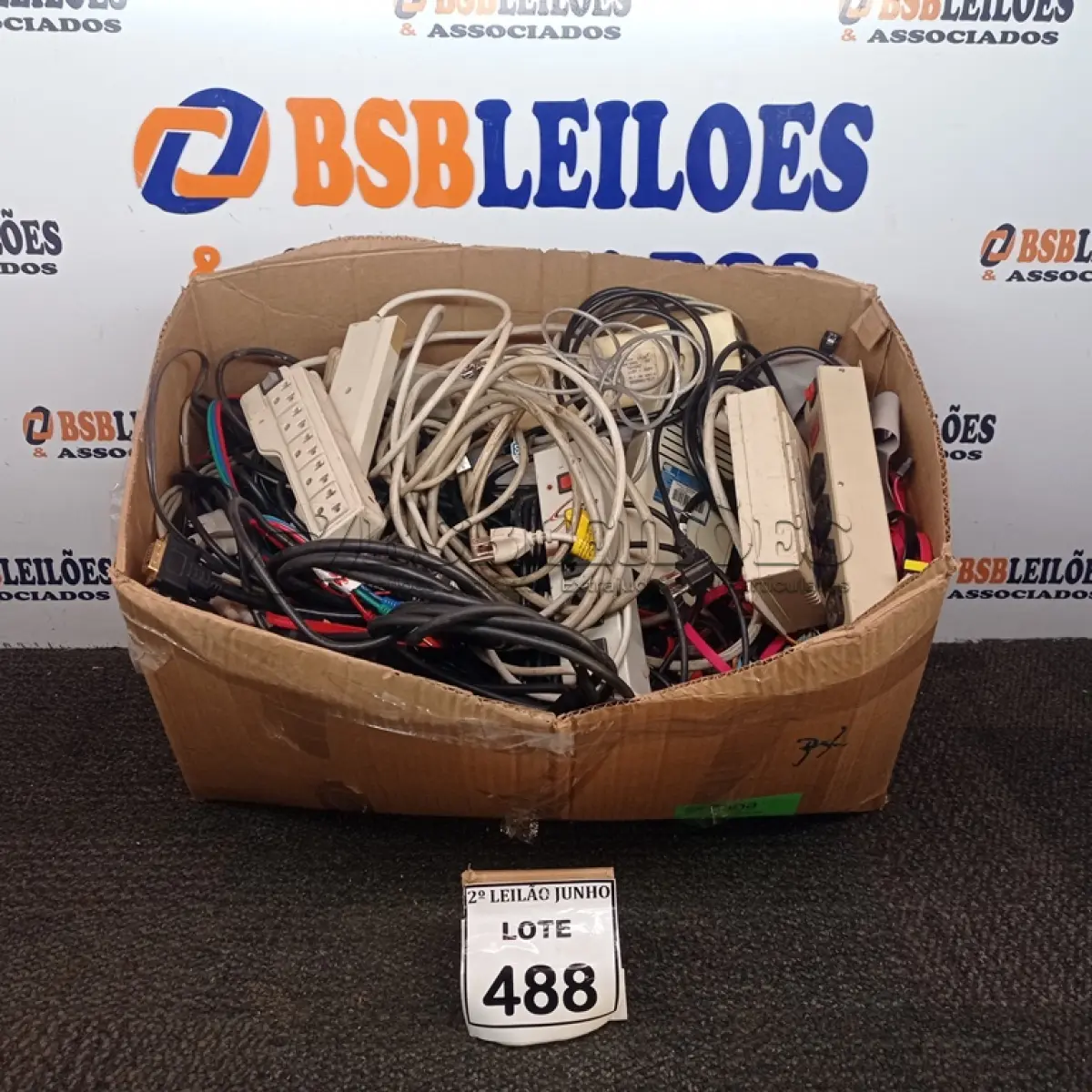 LOTE 488 - 01 LOTE COM GRANDE QUANTIDADE DE CABOS PARA PC E RÉGUAS ELÉTRICAS. (NO ESTADO) ATENÇÃO! FAZER A VISITAÇÃO ANTES DE ARREMATAR, NÃO SABEMOS SE FUNCIONA, LEILÃO NÃO TEM GARANTIA E NEM DEVOLUÇÃO, SUJEITO A POSSÍVEIS AVARIAS VISÍVEIS/OCULTAS E/OU AUSÊNCIA DE COMPONENTES.