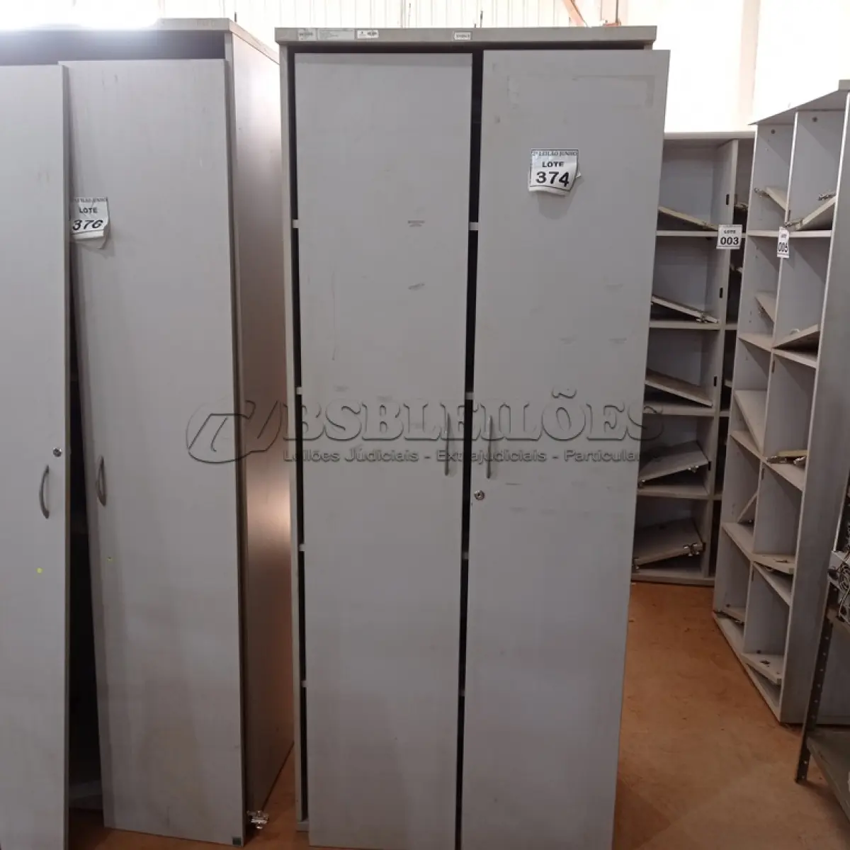 LOTE 374 - 01 ARMÁRIO ALTO 02 PORTAS E 04 COMPARTIMENTOS. (NO ESTADO) ATENÇÃO! FAZER A VISITAÇÃO ANTES DE ARREMATAR, NÃO SABEMOS SE FUNCIONA, LEILÃO NÃO TEM GARANTIA E NEM DEVOLUÇÃO, SUJEITO A POSSÍVEIS AVARIAS VISÍVEIS/OCULTAS E/OU AUSÊNCIA DE COMPONENTES.