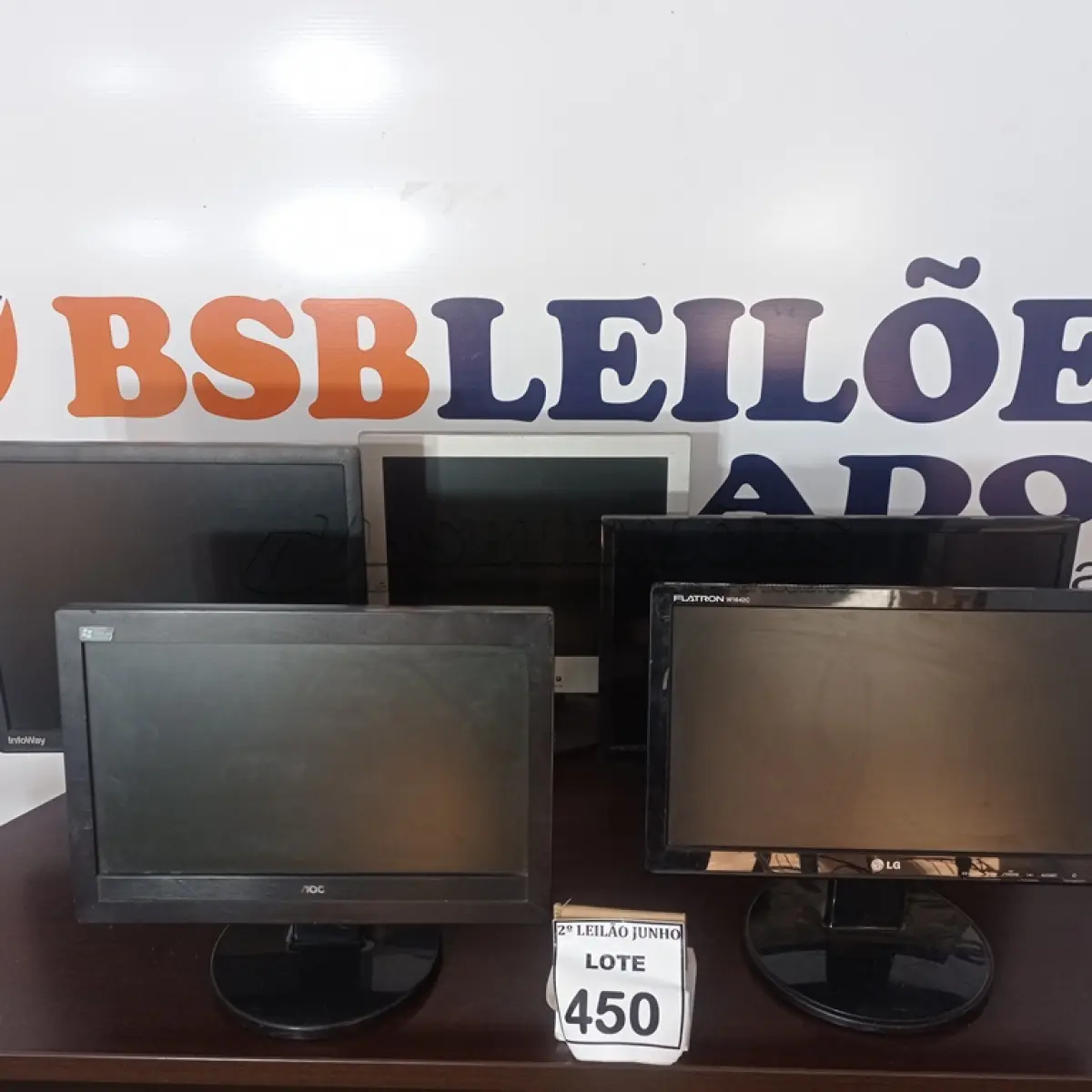 LOTE 450 - 05 MONITORES DE MARCAS E MODELOS DIVERSOS. (NO ESTADO) ATENÇÃO! FAZER A VISITAÇÃO ANTES DE ARREMATAR, NÃO SABEMOS SE FUNCIONA, LEILÃO NÃO TEM GARANTIA E NEM DEVOLUÇÃO, SUJEITO A POSSÍVEIS AVARIAS VISÍVEIS/OCULTAS E/OU AUSÊNCIA DE COMPONENTES.