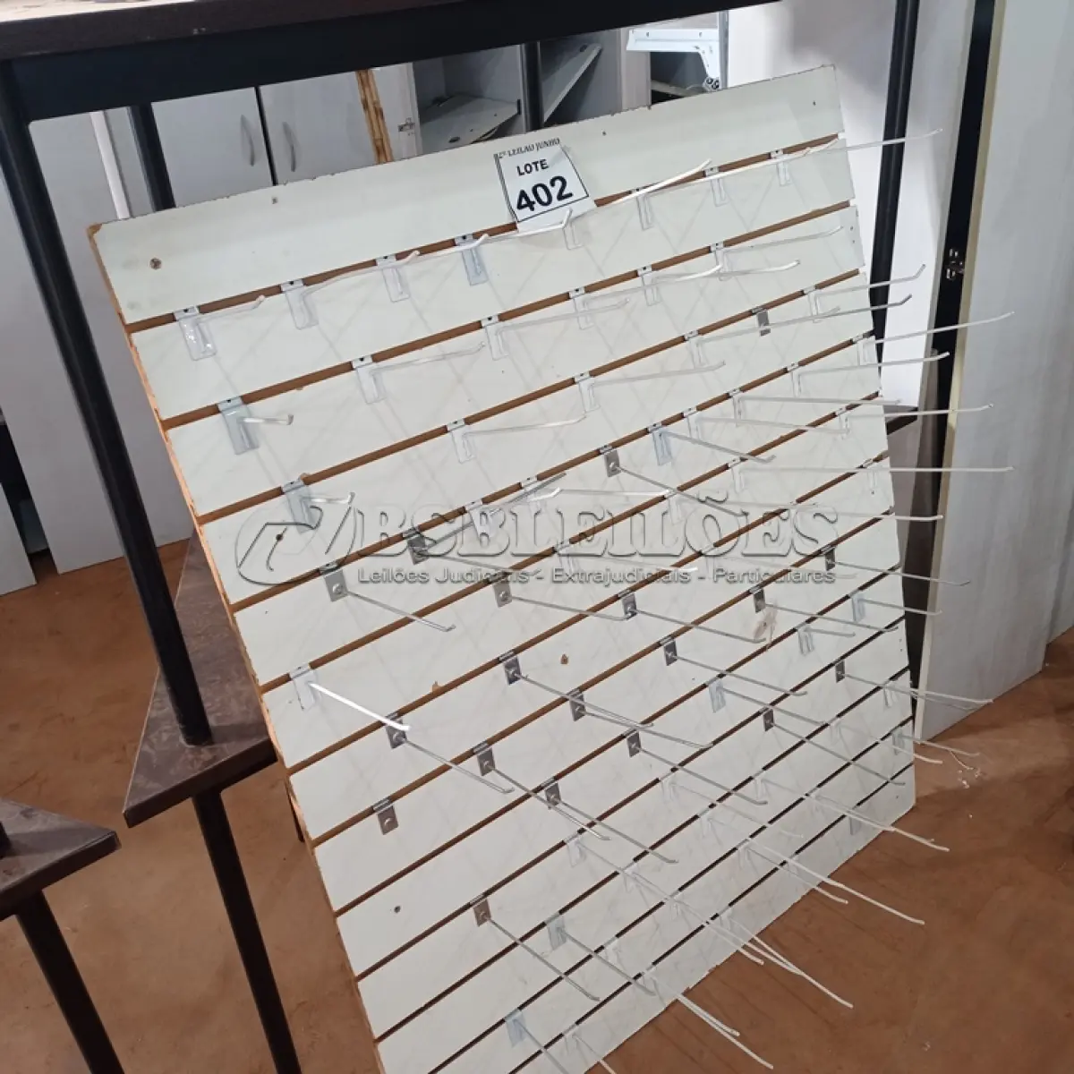 LOTE 402 - 01 PAINEL CANALETADO BRANCO COM GANCHOS DE 1,11M X 1,32M. (NO ESTADO) ATENÇÃO! FAZER A VISITAÇÃO ANTES DE ARREMATAR, NÃO SABEMOS SE FUNCIONA, LEILÃO NÃO TEM GARANTIA E NEM DEVOLUÇÃO, SUJEITO A POSSÍVEIS AVARIAS VISÍVEIS/OCULTAS E/OU AUSÊNCIA DE COMPONENTES.