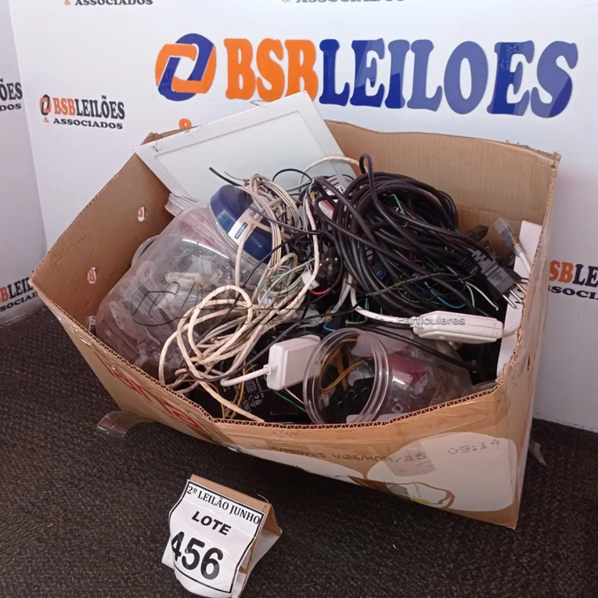 LOTE 456 - 01 LOTE COM GRANDE QUANTIDADE CABOS E MATERIAIS ELÉTRICOS DIVERSOS. (NO ESTADO) ATENÇÃO! FAZER A VISITAÇÃO ANTES DE ARREMATAR, NÃO SABEMOS SE FUNCIONA, LEILÃO NÃO TEM GARANTIA E NEM DEVOLUÇÃO, SUJEITO A POSSÍVEIS AVARIAS VISÍVEIS/OCULTAS E/OU AUSÊNCIA DE COMPONENTES.