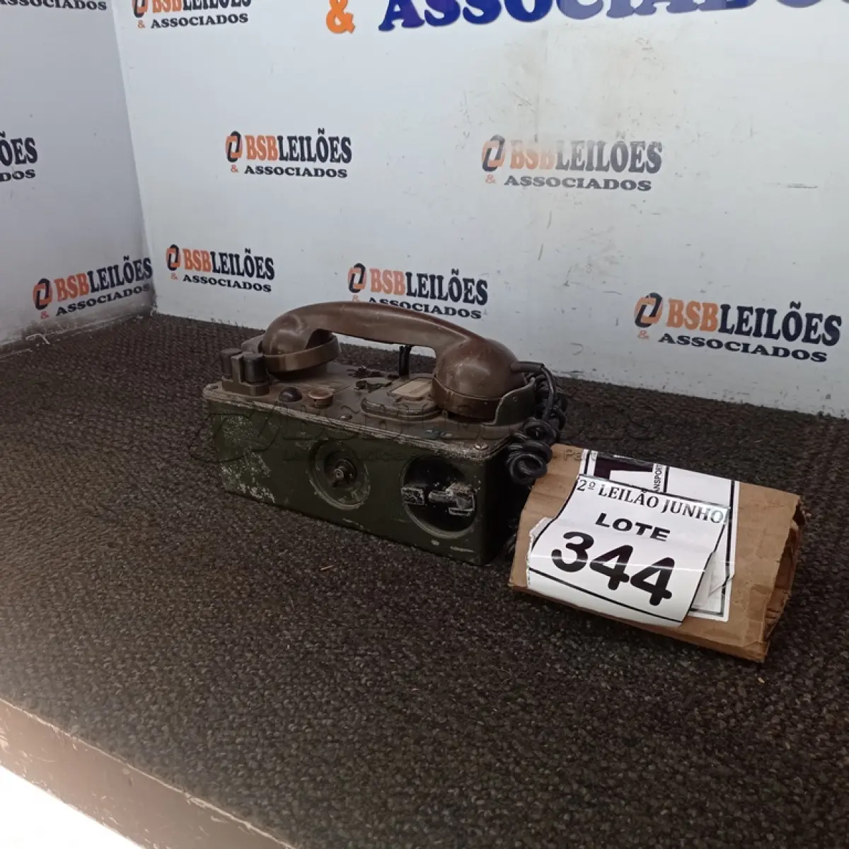 LOTE 344 - 01 TELEFONE ANTIGO. (NO ESTADO) ATENÇÃO! FAZER A VISITAÇÃO ANTES DE ARREMATAR, NÃO SABEMOS SE FUNCIONA, LEILÃO NÃO TEM GARANTIA E NEM DEVOLUÇÃO, SUJEITO A POSSÍVEIS AVARIAS VISÍVEIS/OCULTAS E/OU AUSÊNCIA DE COMPONENTES.