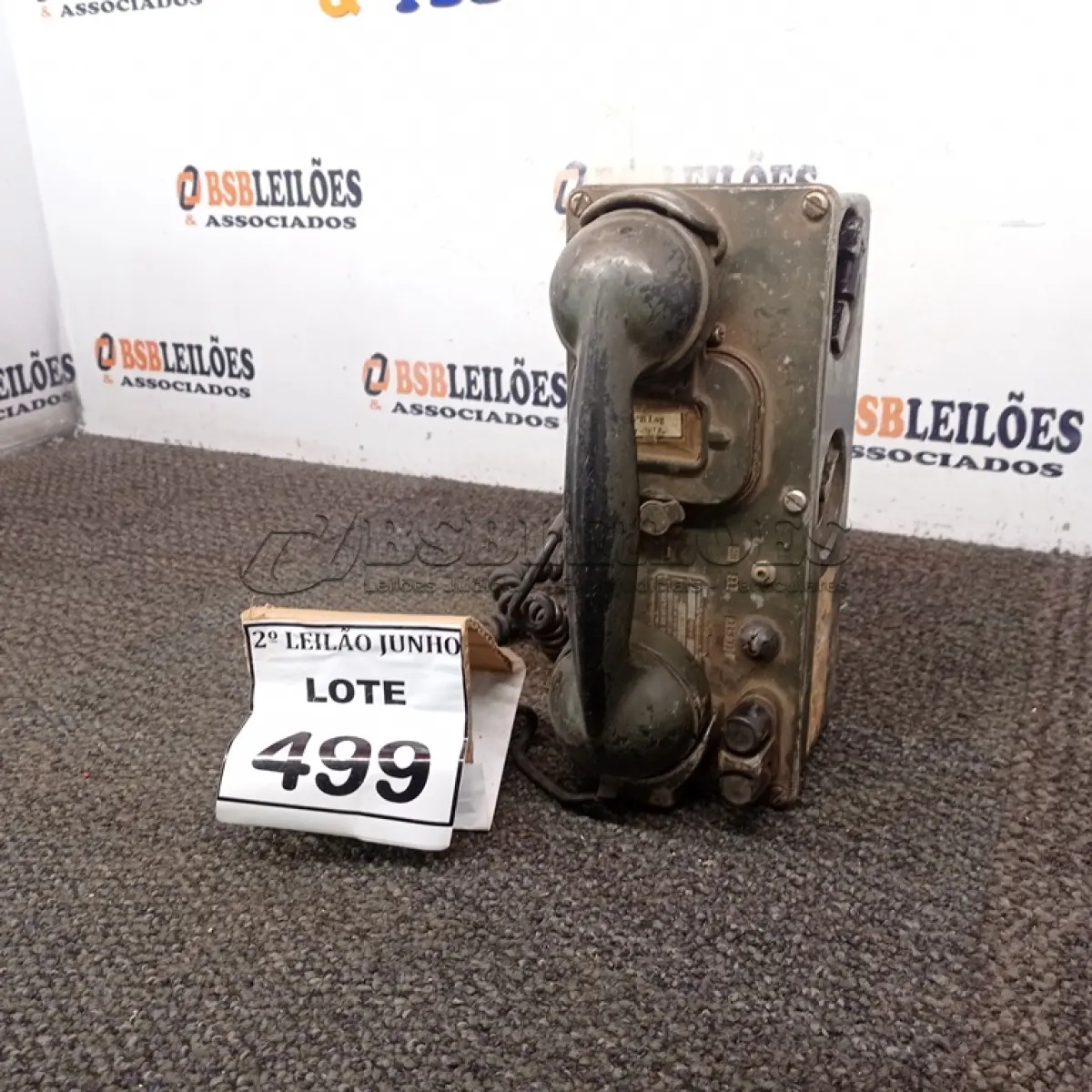 LOTE 499 - 01 TELEFONE ANTIGO. (NO ESTADO) ATENÇÃO! FAZER A VISITAÇÃO ANTES DE ARREMATAR, NÃO SABEMOS SE FUNCIONA, LEILÃO NÃO TEM GARANTIA E NEM DEVOLUÇÃO, SUJEITO A POSSÍVEIS AVARIAS VISÍVEIS/OCULTAS E/OU AUSÊNCIA DE COMPONENTES.