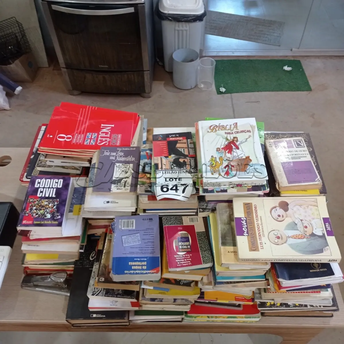 LOTE 647 - 01 LOTE COM GRANDE QUANTIDADE DE LIVROS.  (NO ESTADO) ATENÇÃO! FAZER A VISITAÇÃO ANTES DE ARREMATAR, NÃO SABEMOS SE FUNCIONA, LEILÃO NÃO TEM GARANTIA E NEM DEVOLUÇÃO, SUJEITO A POSSÍVEIS AVARIAS VISÍVEIS/OCULTAS E/OU AUSÊNCIA DE COMPONENTES.