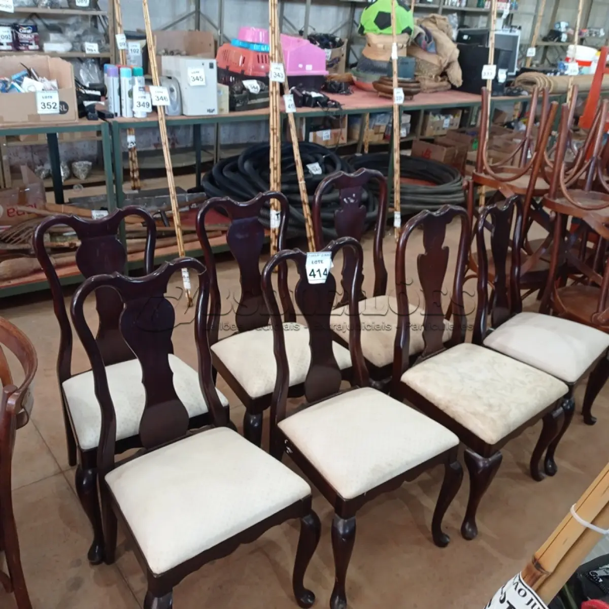 LOTE 414 - 07 CADEIRAS DE MADEIRAS COM ACENTO ALMOFADADA. (NO ESTADO) ATENÇÃO! FAZER A VISITAÇÃO ANTES DE ARREMATAR, NÃO SABEMOS SE FUNCIONA, LEILÃO NÃO TEM GARANTIA E NEM DEVOLUÇÃO, SUJEITO A POSSÍVEIS AVARIAS VISÍVEIS/OCULTAS E/OU AUSÊNCIA DE COMPONENTES.