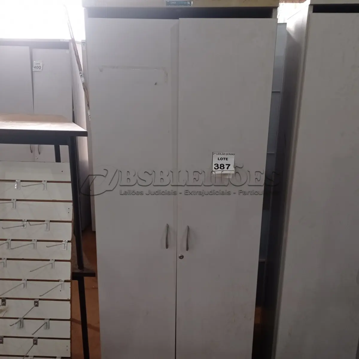 LOTE 387 - 01 ARMÁRIO ALTO COM 02 PORTAS 04 COMPARTIMENTOS. (NO ESTADO) ATENÇÃO! FAZER A VISITAÇÃO ANTES DE ARREMATAR, NÃO SABEMOS SE FUNCIONA, LEILÃO NÃO TEM GARANTIA E NEM DEVOLUÇÃO, SUJEITO A POSSÍVEIS AVARIAS VISÍVEIS/OCULTAS E/OU AUSÊNCIA DE COMPONENTES.