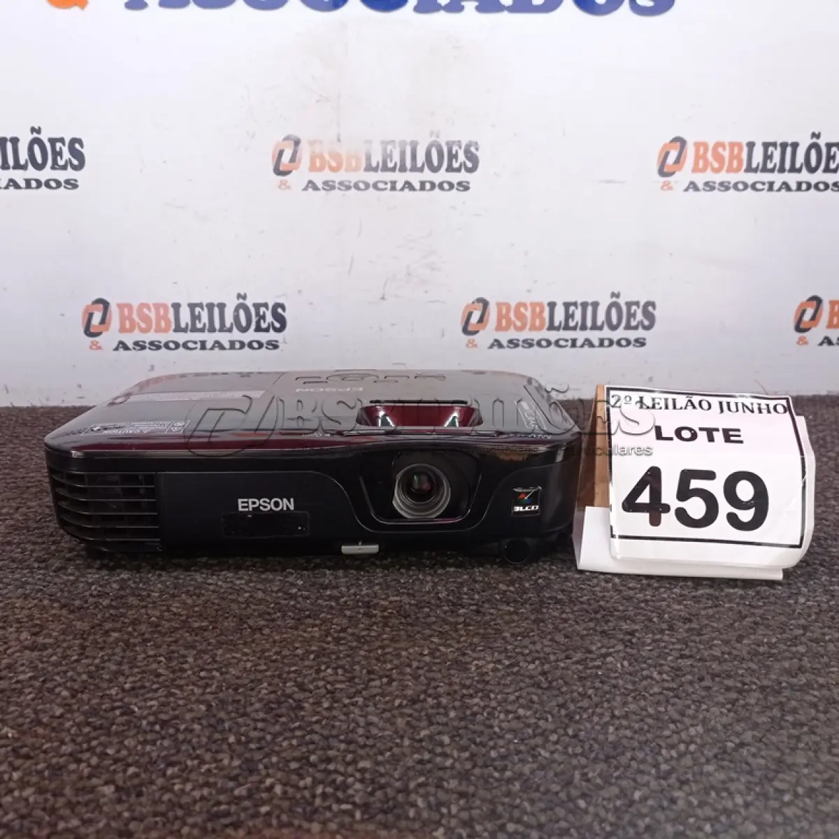 LOTE 459 - 01 PROJETOR MULTIMÍDIA 220W MARCA EPSON. (NO ESTADO) ATENÇÃO! FAZER A VISITAÇÃO ANTES DE ARREMATAR, NÃO SABEMOS SE FUNCIONA, LEILÃO NÃO TEM GARANTIA E NEM DEVOLUÇÃO, SUJEITO A POSSÍVEIS AVARIAS VISÍVEIS/OCULTAS E/OU AUSÊNCIA DE COMPONENTES.