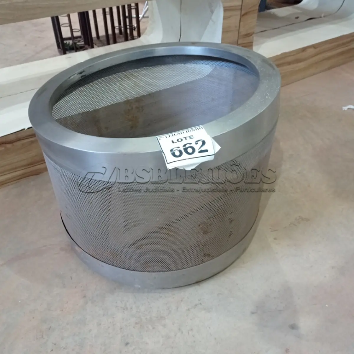 LOTE 662 - 01 SUPORTE PARA VASOS COM RODAS.  (NO ESTADO) ATENÇÃO! FAZER A VISITAÇÃO ANTES DE ARREMATAR, NÃO SABEMOS SE FUNCIONA, LEILÃO NÃO TEM GARANTIA E NEM DEVOLUÇÃO, SUJEITO A POSSÍVEIS AVARIAS VISÍVEIS/OCULTAS E/OU AUSÊNCIA DE COMPONENTES.