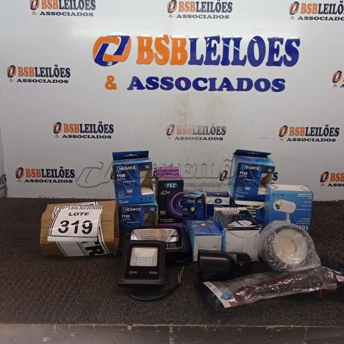 LOTE 319 - 01 LOTE COM VÁRIAS LUMINÁRIA E REFLETORES DE MODELOS DIVERSOS. (NO ESTADO) ATENÇÃO! FAZER A VISITAÇÃO ANTES DE ARREMATAR, NÃO SABEMOS SE FUNCIONA, LEILÃO NÃO TEM GARANTIA E NEM DEVOLUÇÃO, SUJEITO A POSSÍVEIS AVARIAS VISÍVEIS/OCULTAS E/OU AUSÊNCIA DE COMPONENTES.