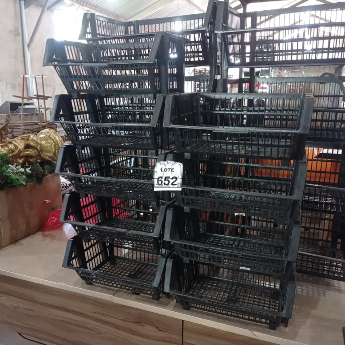 LOTE 652 - 16 CESTAS ORGANIZADORAS NA COR PRETA.  (NO ESTADO) ATENÇÃO! FAZER A VISITAÇÃO ANTES DE ARREMATAR, NÃO SABEMOS SE FUNCIONA, LEILÃO NÃO TEM GARANTIA E NEM DEVOLUÇÃO, SUJEITO A POSSÍVEIS AVARIAS VISÍVEIS/OCULTAS E/OU AUSÊNCIA DE COMPONENTES.