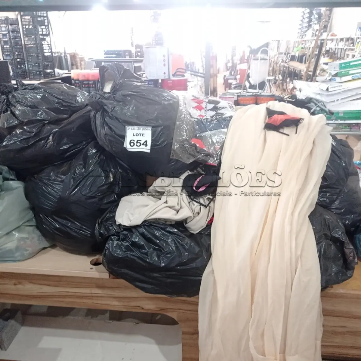 LOTE 654 - 01 LOTE COM GRANDE QUANTIDADE DE CORTINAS, RETALHOS E FANTASIAS.  (NO ESTADO) ATENÇÃO! FAZER A VISITAÇÃO ANTES DE ARREMATAR, NÃO SABEMOS SE FUNCIONA, LEILÃO NÃO TEM GARANTIA E NEM DEVOLUÇÃO, SUJEITO A POSSÍVEIS AVARIAS VISÍVEIS/OCULTAS E/OU AUSÊNCIA DE COMPONENTES.