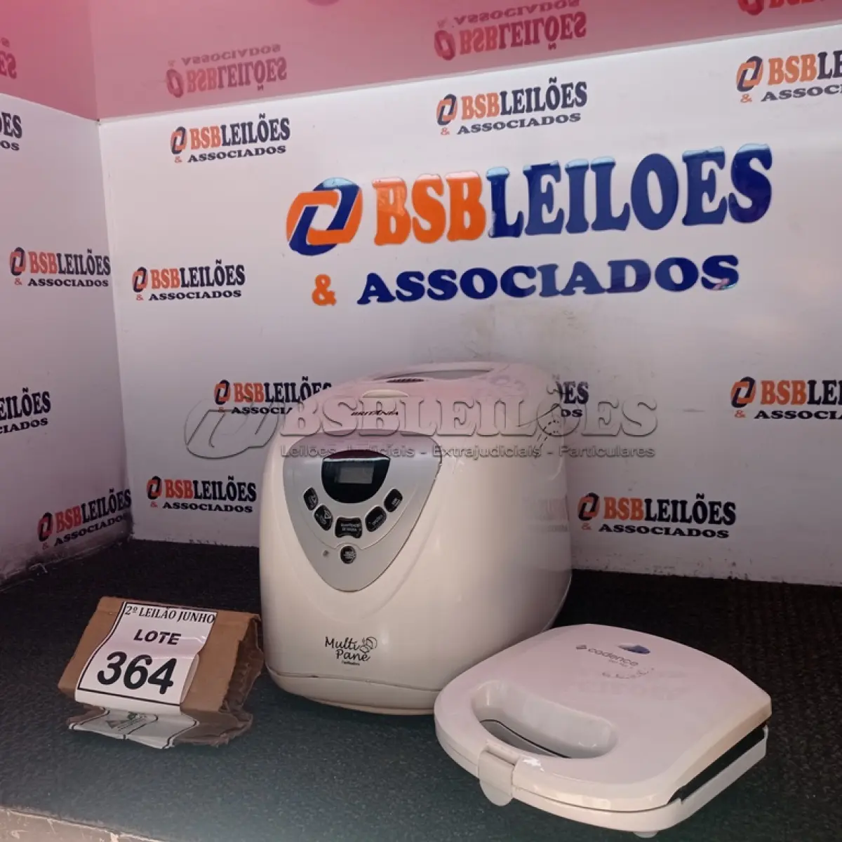 LOTE 364 - 01 MULTI PANE MARCA BRITANIA E 01 SANDUICHEIRA ELÉTRICA MARCA CADENCE. (NO ESTADO) ATENÇÃO! FAZER A VISITAÇÃO ANTES DE ARREMATAR, NÃO SABEMOS SE FUNCIONA, LEILÃO NÃO TEM GARANTIA E NEM DEVOLUÇÃO, SUJEITO A POSSÍVEIS AVARIAS VISÍVEIS/OCULTAS E/OU AUSÊNCIA DE COMPONENTES.