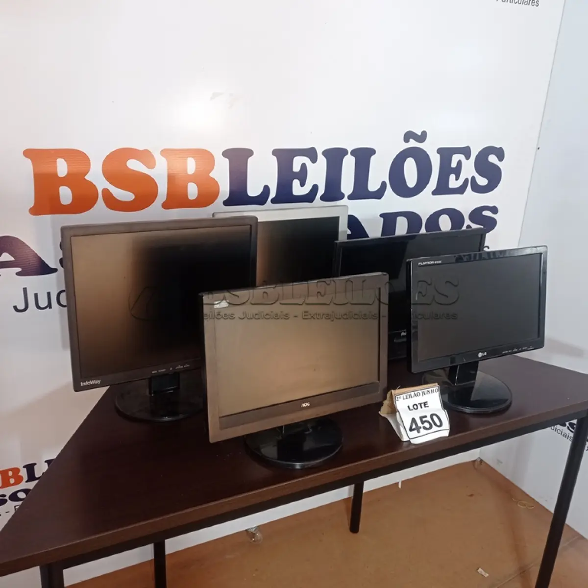 LOTE 450 - 05 MONITORES DE MARCAS E MODELOS DIVERSOS. (NO ESTADO) ATENÇÃO! FAZER A VISITAÇÃO ANTES DE ARREMATAR, NÃO SABEMOS SE FUNCIONA, LEILÃO NÃO TEM GARANTIA E NEM DEVOLUÇÃO, SUJEITO A POSSÍVEIS AVARIAS VISÍVEIS/OCULTAS E/OU AUSÊNCIA DE COMPONENTES.