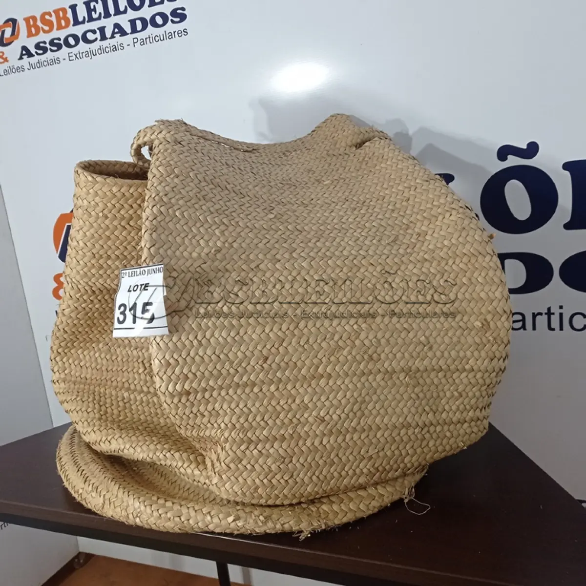 LOTE 315 - 03 SACOLÕES DE PALHA. (NO ESTADO) ATENÇÃO! FAZER A VISITAÇÃO ANTES DE ARREMATAR, NÃO SABEMOS SE FUNCIONA, LEILÃO NÃO TEM GARANTIA E NEM DEVOLUÇÃO, SUJEITO A POSSÍVEIS AVARIAS VISÍVEIS/OCULTAS E/OU AUSÊNCIA DE COMPONENTES.