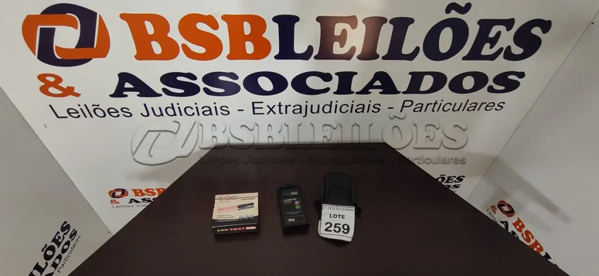 LOTE 259 - 01 LANTERNA DE LED E 01 LUXÍMETRO. (NO ESTADO) ATENÇÃO! FAZER A VISITAÇÃO ANTES DE ARREMATAR, NÃO SABEMOS SE FUNCIONA, LEILÃO NÃO TEM GARANTIA E NEM DEVOLUÇÃO, SUJEITO A POSSÍVEIS AVARIAS VISÍVEIS/OCULTAS E/OU AUSÊNCIA DE COMPONENTES.