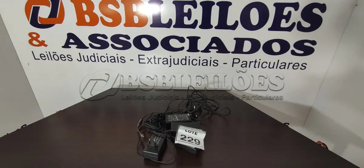 LOTE 229 - 05 FONTES PARA NOTEBOOKS VOLTAGENS DIVERSAS. (NO ESTADO) ATENÇÃO! FAZER A VISITAÇÃO ANTES DE ARREMATAR, NÃO SABEMOS SE FUNCIONA, LEILÃO NÃO TEM GARANTIA E NEM DEVOLUÇÃO, SUJEITO A POSSÍVEIS AVARIAS VISÍVEIS/OCULTAS E/OU AUSÊNCIA DE COMPONENTES.