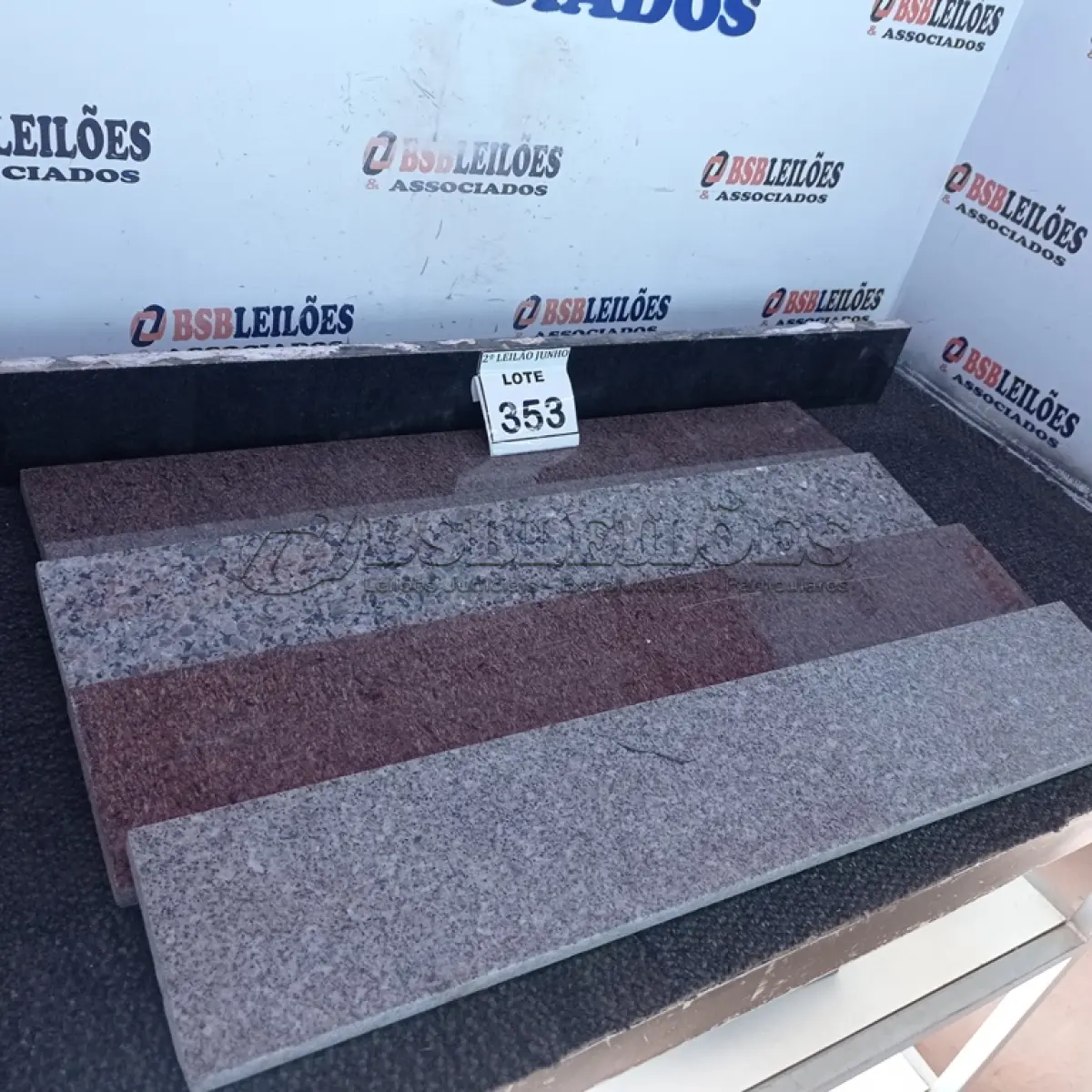 LOTE 353 - 05 PEDRAS DE MÁRMORE PARA BATENTE DE PORTA. (NO ESTADO) ATENÇÃO! FAZER A VISITAÇÃO ANTES DE ARREMATAR, NÃO SABEMOS SE FUNCIONA, LEILÃO NÃO TEM GARANTIA E NEM DEVOLUÇÃO, SUJEITO A POSSÍVEIS AVARIAS VISÍVEIS/OCULTAS E/OU AUSÊNCIA DE COMPONENTES.