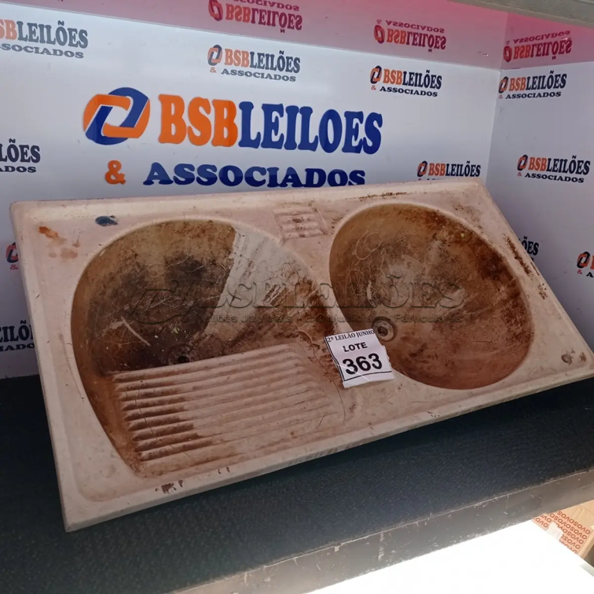 LOTE 363 - 01 TANQUE COM 02 CUBAS DE 98 X 51 CM. (NO ESTADO) ATENÇÃO! FAZER A VISITAÇÃO ANTES DE ARREMATAR, NÃO SABEMOS SE FUNCIONA, LEILÃO NÃO TEM GARANTIA E NEM DEVOLUÇÃO, SUJEITO A POSSÍVEIS AVARIAS VISÍVEIS/OCULTAS E/OU AUSÊNCIA DE COMPONENTES.