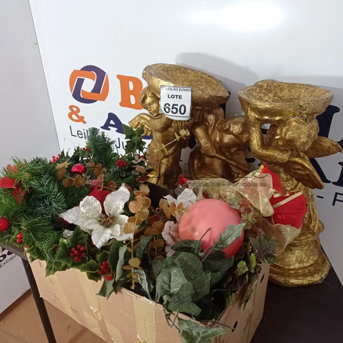 LOTE 650 - 01 LOTE COM ENFEITES DE NATAL DIVERSOS.  (NO ESTADO) ATENÇÃO! FAZER A VISITAÇÃO ANTES DE ARREMATAR, NÃO SABEMOS SE FUNCIONA, LEILÃO NÃO TEM GARANTIA E NEM DEVOLUÇÃO, SUJEITO A POSSÍVEIS AVARIAS VISÍVEIS/OCULTAS E/OU AUSÊNCIA DE COMPONENTES.