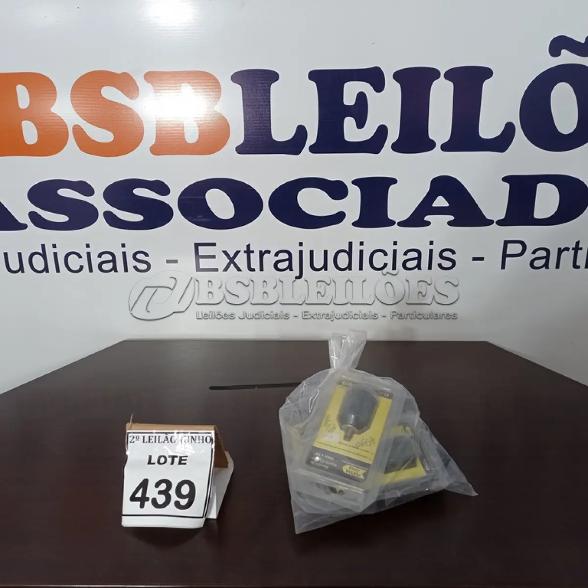 LOTE 439 - 03 MANDRIS DE APERTO RÁPIDO, 01 KIT DE MANDRIL PARA FURADEIRA E 01 BATERIA PARA FURADEIRA. (NO ESTADO) ATENÇÃO! FAZER A VISITAÇÃO ANTES DE ARREMATAR, NÃO SABEMOS SE FUNCIONA, LEILÃO NÃO TEM GARANTIA E NEM DEVOLUÇÃO, SUJEITO A POSSÍVEIS AVARIAS VISÍVEIS/OCULTAS E/OU AUSÊNCIA DE COMPONENTES.