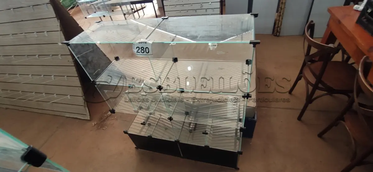 LOTE 280 - 01 VITRINE EXPOSITORA DE VIDRO. (NO ESTADO) ATENÇÃO! FAZER A VISITAÇÃO ANTES DE ARREMATAR, NÃO SABEMOS SE FUNCIONA, LEILÃO NÃO TEM GARANTIA E NEM DEVOLUÇÃO, SUJEITO A POSSÍVEIS AVARIAS VISÍVEIS/OCULTAS E/OU AUSÊNCIA DE COMPONENTES.