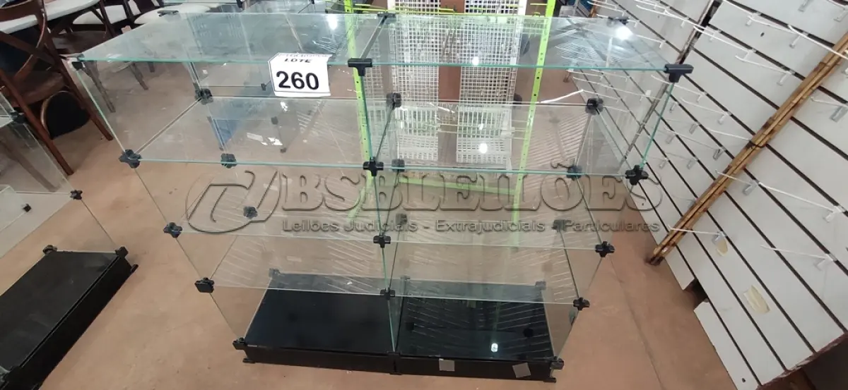 LOTE 260 - 01 VITRINE EXPOSITORA DE VIDRO. (NO ESTADO) ATENÇÃO! FAZER A VISITAÇÃO ANTES DE ARREMATAR, NÃO SABEMOS SE FUNCIONA, LEILÃO NÃO TEM GARANTIA E NEM DEVOLUÇÃO, SUJEITO A POSSÍVEIS AVARIAS VISÍVEIS/OCULTAS E/OU AUSÊNCIA DE COMPONENTES.