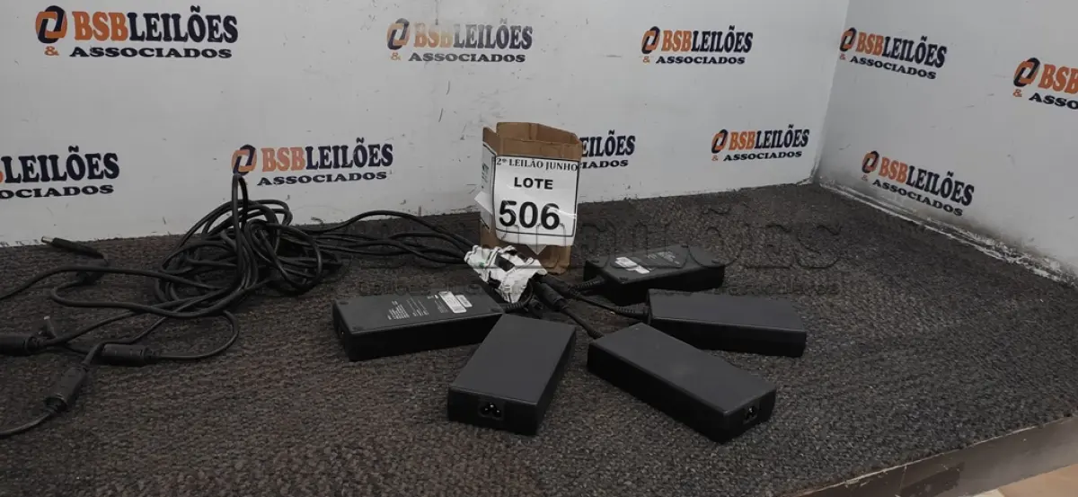 LOTE 506 - 05 FONTES PARA NOTEBOOKS VOLTAGENS DIVERSAS. (NO ESTADO) ATENÇÃO! FAZER A VISITAÇÃO ANTES DE ARREMATAR, NÃO SABEMOS SE FUNCIONA, LEILÃO NÃO TEM GARANTIA E NEM DEVOLUÇÃO, SUJEITO A POSSÍVEIS AVARIAS VISÍVEIS/OCULTAS E/OU AUSÊNCIA DE COMPONENTES.