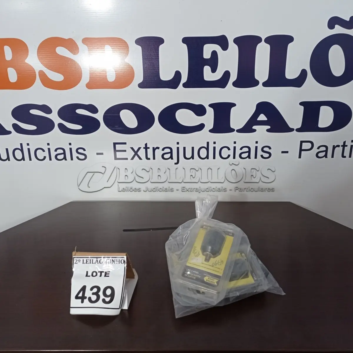 LOTE 439 - 03 MANDRIS DE APERTO RÁPIDO, 01 KIT DE MANDRIL PARA FURADEIRA E 01 BATERIA PARA FURADEIRA. (NO ESTADO) ATENÇÃO! FAZER A VISITAÇÃO ANTES DE ARREMATAR, NÃO SABEMOS SE FUNCIONA, LEILÃO NÃO TEM GARANTIA E NEM DEVOLUÇÃO, SUJEITO A POSSÍVEIS AVARIAS VISÍVEIS/OCULTAS E/OU AUSÊNCIA DE COMPONENTES.