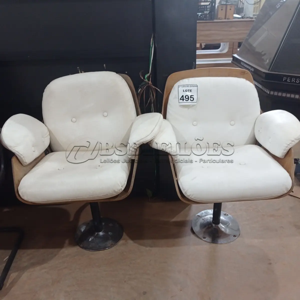 LOTE 495 - 02 POLTRONAS FIXAS COM PÉS CROMADOS COM ACENTO E ENCOSTO ALMOFADADO NA COR BRANCO. (NO ESTADO) ATENÇÃO! FAZER A VISITAÇÃO ANTES DE ARREMATAR, NÃO SABEMOS SE FUNCIONA, LEILÃO NÃO TEM GARANTIA E NEM DEVOLUÇÃO, SUJEITO A POSSÍVEIS AVARIAS VISÍVEIS/OCULTAS E/OU AUSÊNCIA DE COMPONENTES.