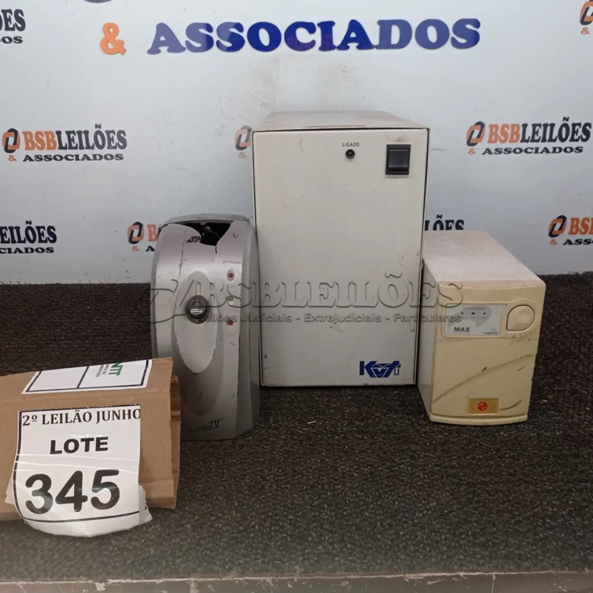 LOTE 345 - 03 ESTABILIZADORES MODELO DIVERSOS SENDO 01 3KVA. (NO ESTADO) ATENÇÃO! FAZER A VISITAÇÃO ANTES DE ARREMATAR, NÃO SABEMOS SE FUNCIONA, LEILÃO NÃO TEM GARANTIA E NEM DEVOLUÇÃO, SUJEITO A POSSÍVEIS AVARIAS VISÍVEIS/OCULTAS E/OU AUSÊNCIA DE COMPONENTES.