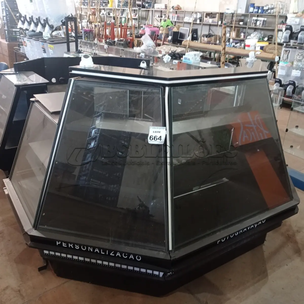 LOTE 335 - 01 QUIOSQUE DE SHOPPING COM VITRINE DE VIDRO E SISTEMA DE CÂMERAS PRÉ-INSTALADOS. (NO ESTADO) ATENÇÃO! FAZER A VISITAÇÃO ANTES DE ARREMATAR, NÃO SABEMOS SE FUNCIONA, LEILÃO NÃO TEM GARANTIA E NEM DEVOLUÇÃO, SUJEITO A POSSÍVEIS AVARIAS VISÍVEIS/OCULTAS E/OU AUSÊNCIA DE COMPONENTES.