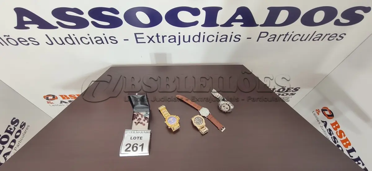 LOTE 261 - 04 RELÓGIOS DE PULSO DE MODELOS DIVERSOS E 01 CAIXA COM PEDRAS AMETISTA. (NO ESTADO) ATENÇÃO! FAZER A VISITAÇÃO ANTES DE ARREMATAR, NÃO SABEMOS SE FUNCIONA, LEILÃO NÃO TEM GARANTIA E NEM DEVOLUÇÃO, SUJEITO A POSSÍVEIS AVARIAS VISÍVEIS/OCULTAS E/OU AUSÊNCIA DE COMPONENTES.