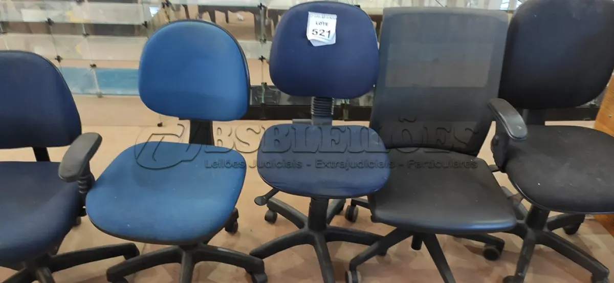 LOTE 521 - 05 CADEIRAS GIRATÓRIAS PARA ESCRITÓRIOS MODELOS DIVERSOS. (NO ESTADO) ATENÇÃO! FAZER A VISITAÇÃO ANTES DE ARREMATAR, NÃO SABEMOS SE FUNCIONA, LEILÃO NÃO TEM GARANTIA E NEM DEVOLUÇÃO, SUJEITO A POSSÍVEIS AVARIAS VISÍVEIS/OCULTAS E/OU AUSÊNCIA DE COMPONENTES.