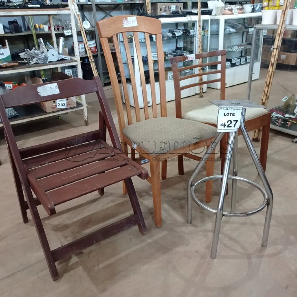 LOTE 427 - 03 CADEIRAS EM MADEIRA MODELOS DIVERSOS E 01 BASE DE BANQUETA. (NO ESTADO) ATENÇÃO! FAZER A VISITAÇÃO ANTES DE ARREMATAR, NÃO SABEMOS SE FUNCIONA, LEILÃO NÃO TEM GARANTIA E NEM DEVOLUÇÃO, SUJEITO A POSSÍVEIS AVARIAS VISÍVEIS/OCULTAS E/OU AUSÊNCIA DE COMPONENTES.