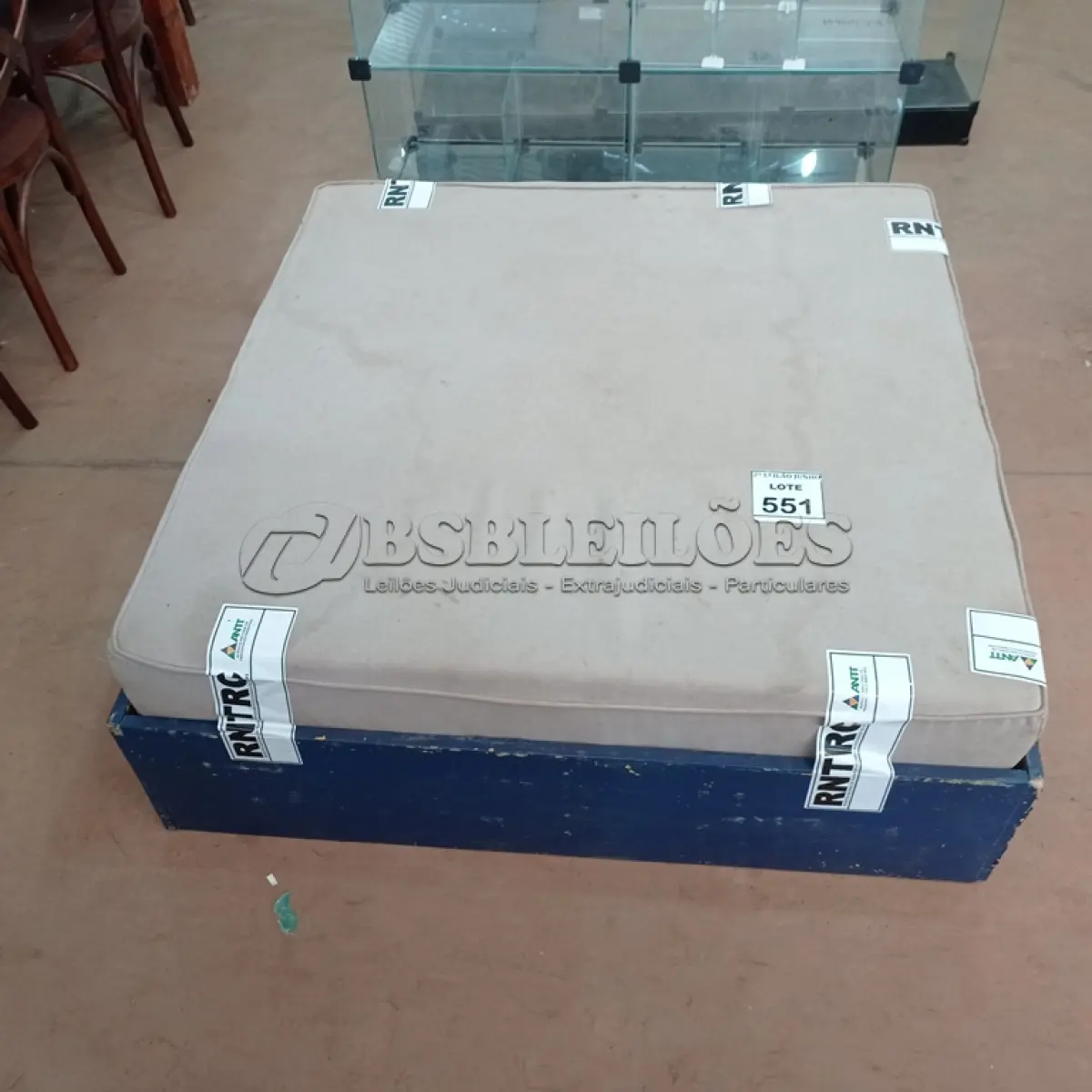 LOTE 551 - 01 PUFF ALMOFADADO COM BASE DE MADEIRA. (NO ESTADO) ATENÇÃO! FAZER A VISITAÇÃO ANTES DE ARREMATAR, NÃO SABEMOS SE FUNCIONA, LEILÃO NÃO TEM GARANTIA E NEM DEVOLUÇÃO, SUJEITO A POSSÍVEIS AVARIAS VISÍVEIS/OCULTAS E/OU AUSÊNCIA DE COMPONENTES.