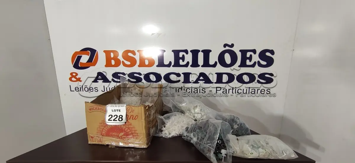 LOTE 228 - 01 LOTE COM GRANDE QUANTIDADE DE BUCHAS DE FIXAÇÃO E ISOLADORES TIPO ROLDANA. (NO ESTADO) ATENÇÃO! FAZER A VISITAÇÃO ANTES DE ARREMATAR, NÃO SABEMOS SE FUNCIONA, LEILÃO NÃO TEM GARANTIA E NEM DEVOLUÇÃO, SUJEITO A POSSÍVEIS AVARIAS VISÍVEIS/OCULTAS E/OU AUSÊNCIA DE COMPONENTES.