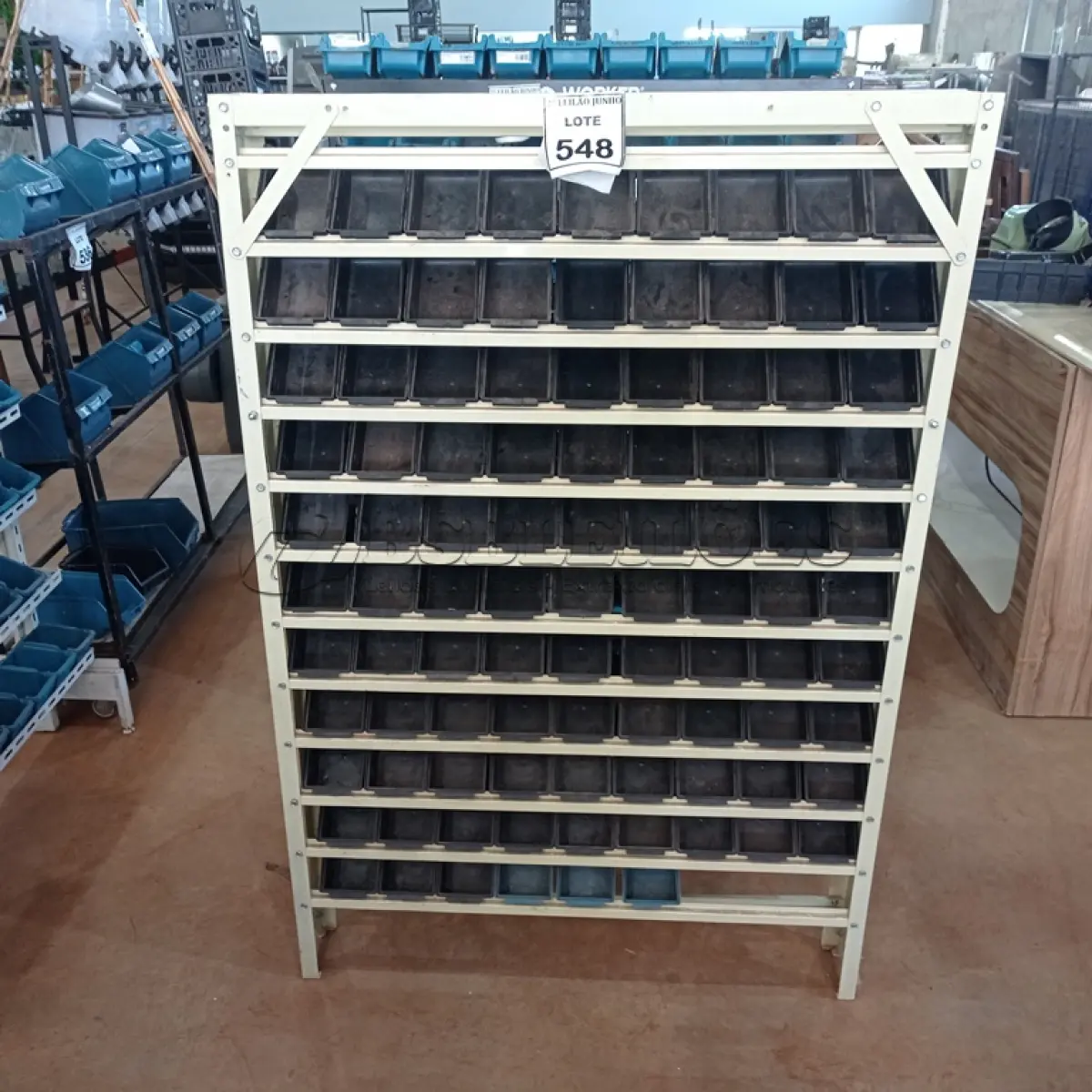 LOTE 548 - 01 EXPOSITOR COM GAVETAS PARA PARAFUSOS. (NO ESTADO) ATENÇÃO! FAZER A VISITAÇÃO ANTES DE ARREMATAR, NÃO SABEMOS SE FUNCIONA, LEILÃO NÃO TEM GARANTIA E NEM DEVOLUÇÃO, SUJEITO A POSSÍVEIS AVARIAS VISÍVEIS/OCULTAS E/OU AUSÊNCIA DE COMPONENTES.