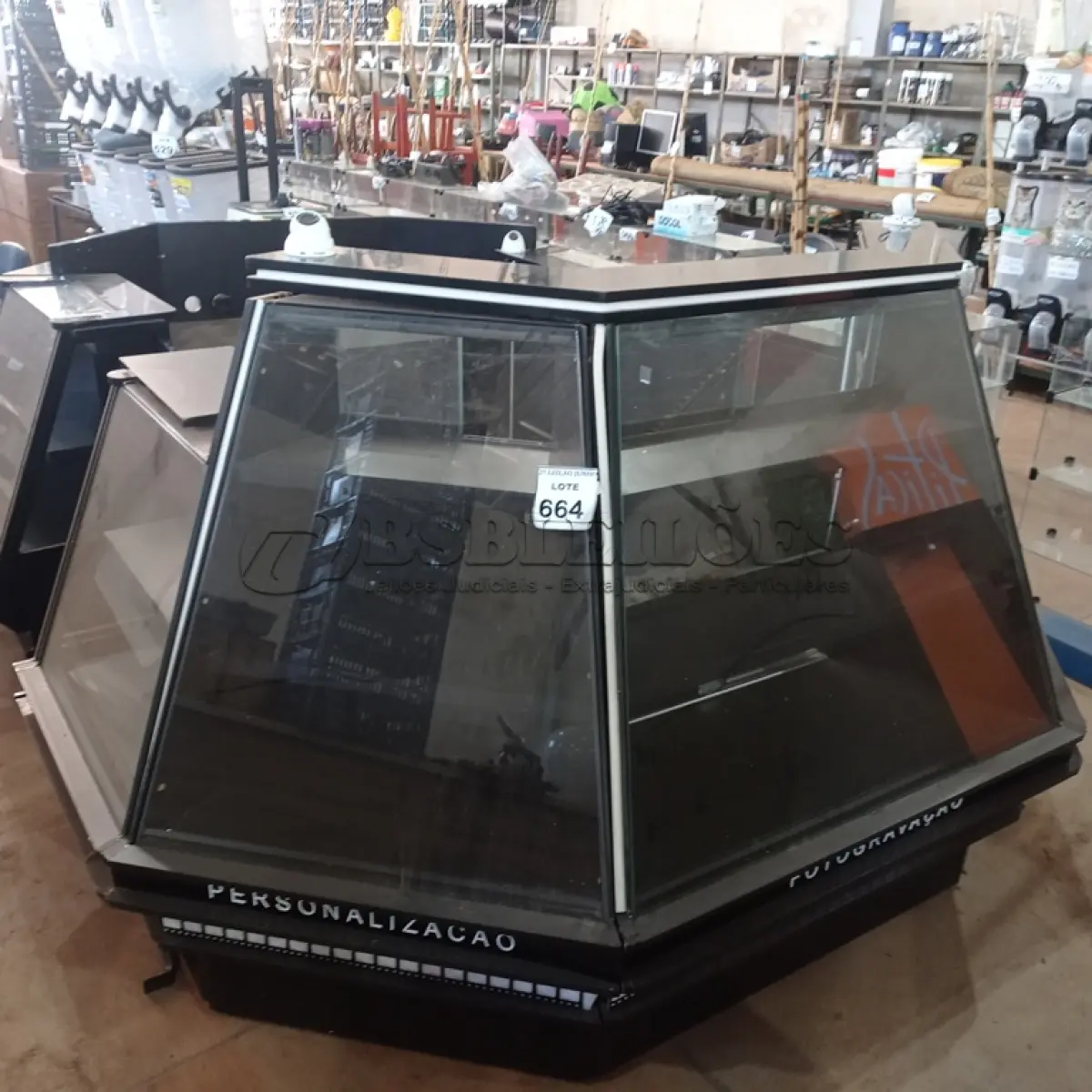LOTE 335 - 01 QUIOSQUE DE SHOPPING COM VITRINE DE VIDRO E SISTEMA DE CÂMERAS PRÉ-INSTALADOS. (NO ESTADO) ATENÇÃO! FAZER A VISITAÇÃO ANTES DE ARREMATAR, NÃO SABEMOS SE FUNCIONA, LEILÃO NÃO TEM GARANTIA E NEM DEVOLUÇÃO, SUJEITO A POSSÍVEIS AVARIAS VISÍVEIS/OCULTAS E/OU AUSÊNCIA DE COMPONENTES.